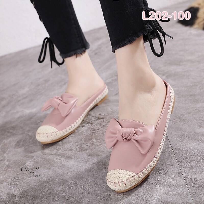 รองเท้าคัชชูหนังเปิดส้นหน้าประดับโบขอบปอถัก งานน่ารัก หนังดีหนังนิ่ม พื้นบุนุ่มใส่สบาย ใส่แล้วสวย สวมสบาย กำลังดี เหมาะกับเท้าทุกทรง มีสีสวย เก๋ ถนอมเท้า ถนอมส้นใส่งานทางการ หรืองานไหนก็ใส่ได้หมดค่ะ