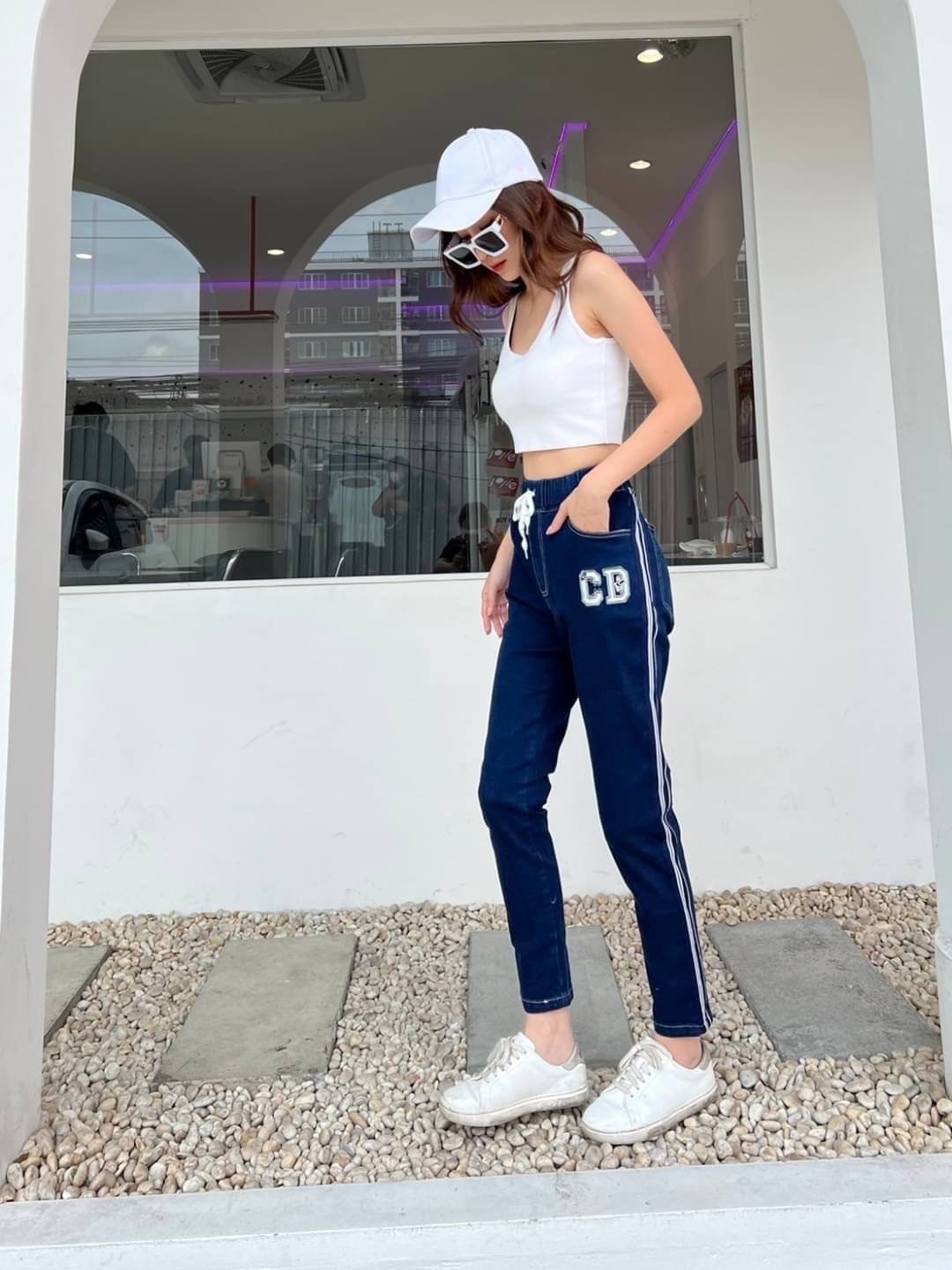 พร้อมส่ง!!! กางเกงยีน Dior งานป้ายแต่งแถบโลโก้กางเกงยีนยืด แต่งแถบปักโลโก้ เอวสม็อคสวยใส่สบายมาก ผ้ายืดเยอะคุณภาพดีมาก10/10 lable Dior