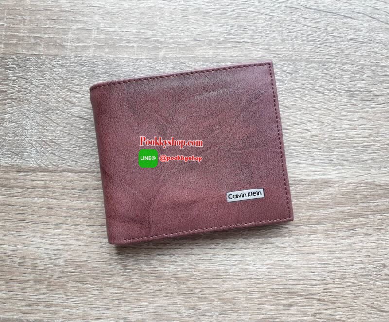 New arrival!!! พร้อมส่ง Calvin Klein Wallet กระเป๋าสตางค์แบบพับ 2 ตอนสำหรับผู้ชาย ตัวกระเป๋าเป็นหนังลวดลายโดดเด่นดูไม่จำเจ ด้านในมีช่องใส่บัตร ใส่ธนบัตรแยกเป็นสัดส่วน ไม่ว่าจะใช้เองหรือเป็นของขวัญก็คุ้มค่าน่าใช้มากค่า