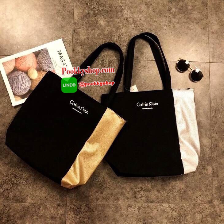Calvin Klein Jeans Original Tote Bag กระเป๋าสะพายทรง Tote รุ่นแนะนำจาก Calvin Klein Jeans วัสดุ Canvas สีดำตัดด้วยหนังสังเคราะห์ด้านข้างดูมีดีเทล ด้านหน้ามีโลโก้ น้ำหนักเบา ใบใหญ่กำลังดี เปิดปิดด้วยซิปสะดวกใช้ หัวซิปแบรนด์ ภายในมีโลโก้และช่องซิป สามารถใส่