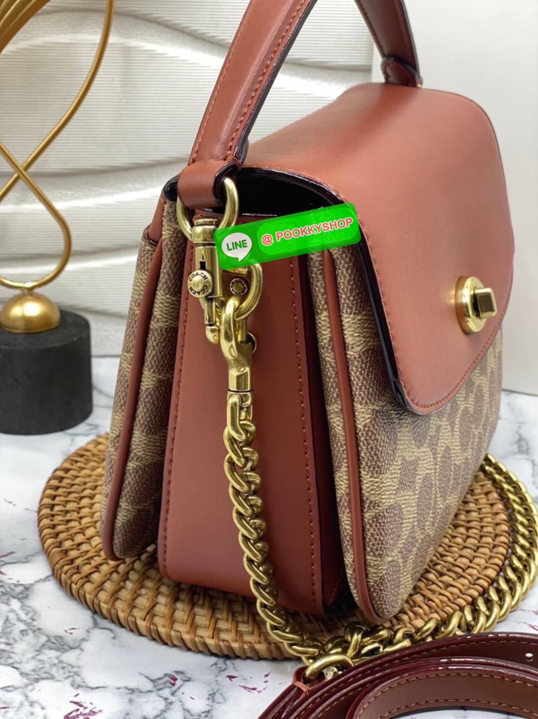 COACH 89089 CASSIE CROSSBODY 19 IN SIGNATURE CANVAS คัมแบ็คแล้วจ้า!! เรียบหรู ดูดี ต้องไอเท็มนี้เลย!! กระเป๋าสะพายข้าง สุดพิเศษ!! มีสายมาให้ถึง 3 แบบ!! สลับใช้แมทช์ตามสไตล์ได้เลย วัสดุหนังแคนวาสสลับหนังแท้ บอกเลยว่าสวยทุกสีนะคอลนี้ เปิด-ปิดด้วยตัวบิดล็อค