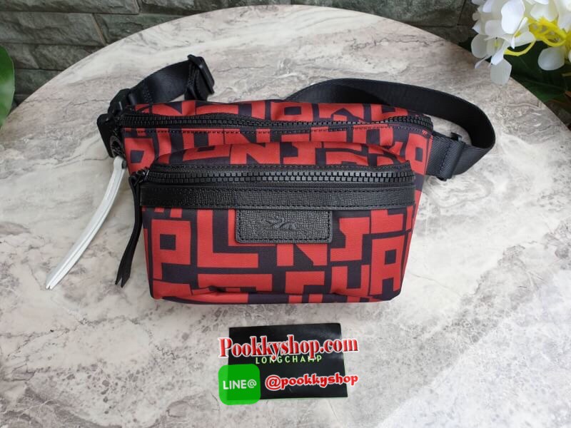 Longchamp Le Pliage Graphic Nylon Belt Bag กระเป๋า คาดอก / คาดเอว ลายกราฟฟิก วัสดุเนื้อผ้า Nylon Canvas เคลือบกันนำ้ ตัดด้วยหนังแท้ที่มีน้ำหนักเบา มี 2 ช่องซิปสะดวกใช้ ดีไซน์เรียบง่ายแต่เต็มไปด้วยความคลาสสิก ที่จับหัวซิปปั้มแบรนด์ จุของได้เยอะ ใบนี้แนะนำเ