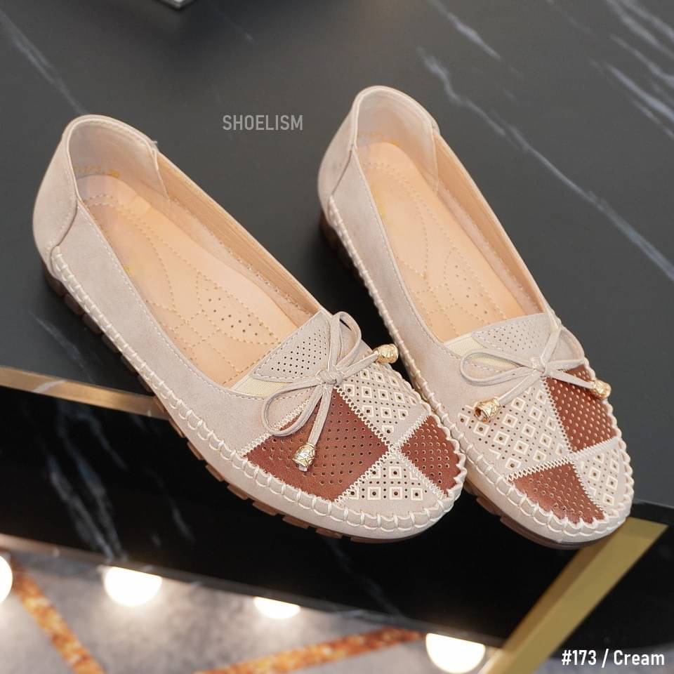 พร้อมส่ง New item รองเท้าคัชชู งานสุขภาพซัพพอตเท้าได้ดี มีรูระบายอากาศ น้ำหนักเบาสบายเท้า ไม่อยากพลาดรีบทักมาเลยจ้า