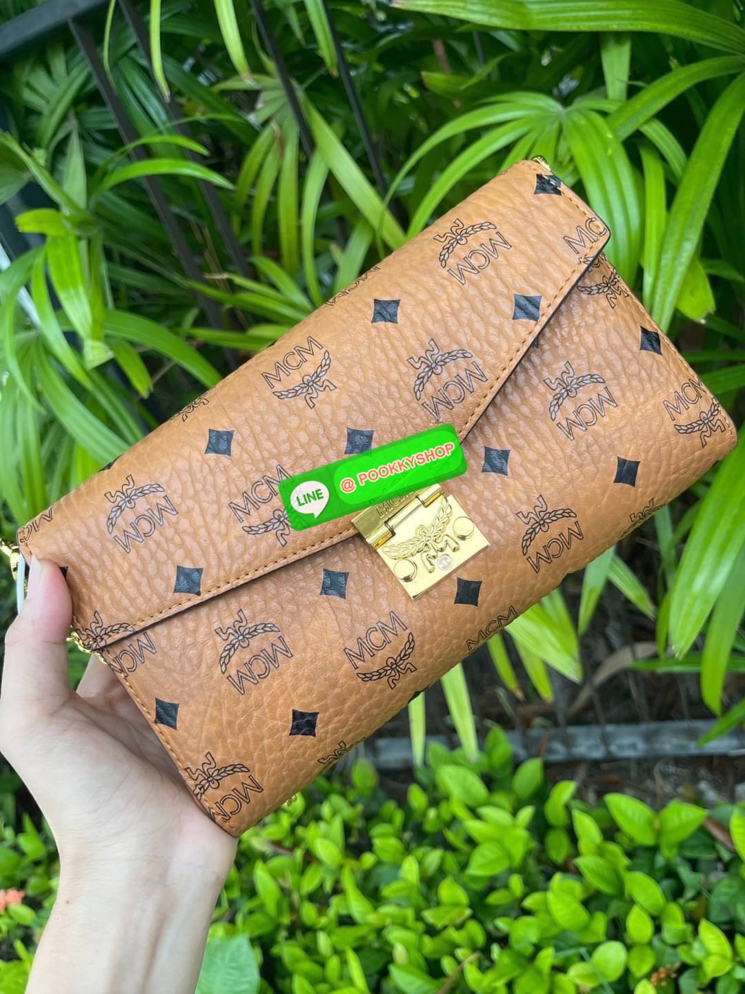 MCM Millie Flap Crossbody In Visetos ในฐานะตำนานที่ยังคงอยู่ กระเป๋าจากคอลเล็กชั่น Millie นี้ มีเรื่องราวของ MCM แทรกซึมอยู่ในทุกองค์ประกอบ กระเป๋าใช้งานแบบCrossbody โดยฝาปิดกระเป๋าตัดเย็บจากผ้าใบเคลือบผิวพิมพ์ลาย Visetos (Visetos Canvas) ถือเป็นไอเทมในฝั