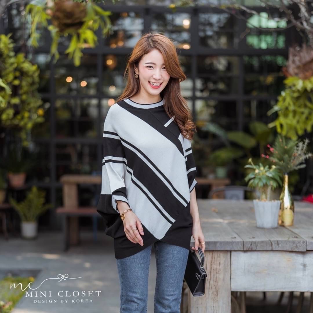 🍃Glister Knitted Tops🍃 ใส่ได้ตลอดมากแม่ กับเสื้อไหมพรมเนื้อผ้าทอสลับสี ความยาวดี ปิดก้นพลางให้ดูผอม แขนสามส่วน ผ้าเค้ามีประกายวิ้งวับ สบายผิวไม่คัน ดีไซน์เก๋ค่าา ดีแบบนี้ไม่พลาดนะจ๊ะ