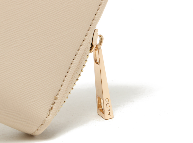 กระเป๋าสตางค์ Aldo กระเป๋าถือ สีครีม แบรนด์เนม Aldo แบรนด์หรูจาก แคนนาดา เนื้อสีครีม มีลายTexture ในตัว ช่องใส่ของใหญ่2ช่อง ช่องเสีบบัตร 2ด้าน