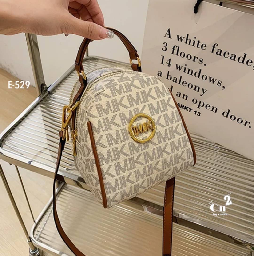 กระเป๋าสะพายแฟชั่นมาใหม่ งานสไตล์แบรนด์ งานซิป ขนาดกำลังดีน่าใช้มากค่ะ พร้อมส่ง 2 สีค่ะ