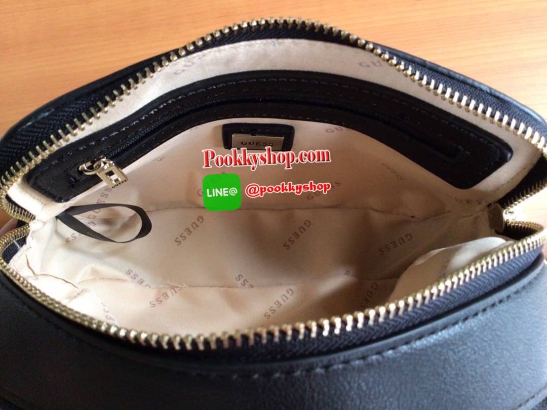 GUESS NOELLE CROSSBODY CAMERA BAG กระเป๋าสะพาย Crossbody รุ่นยอดนิยมหนังเรียบ และ หนังลาย Signature แบรนด์รอบใบ สวยอยู่ทรง ขนาดกำลังดี ด้านหน้ามีโลโก้แบรนด์ เปิดปิดด้วยซิปสะดวกใช้ แบ่งเป็น 2 ช่องซิป ภายในมีโลโก้ซับในลายแบรนด์ ภายในแยกเป็นสัดส่วนใช้งาน ใส่
