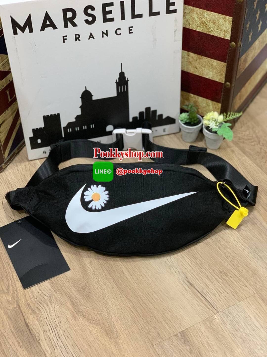 NIKE HERITAGE HIP PACK รุ่น BA6110-011 กระเป๋าทรงคาดเอวและคาดหน้าอกสไตล์สปอร์ต เปิดปิดด้วยซิปคู่ ภายในใส่กระเป๋าสตางค์ยาวได้ ด้านหน้าสกรีนตามลายต่างๆของนักออกแบบชื่อดังสาย มีคาดปรับความยาวได้ฟรีไซส์ น้ำหนักเบา เป็นกระเป๋าที่เปิดกว้างหาของได้ง่าย และใช้ได้