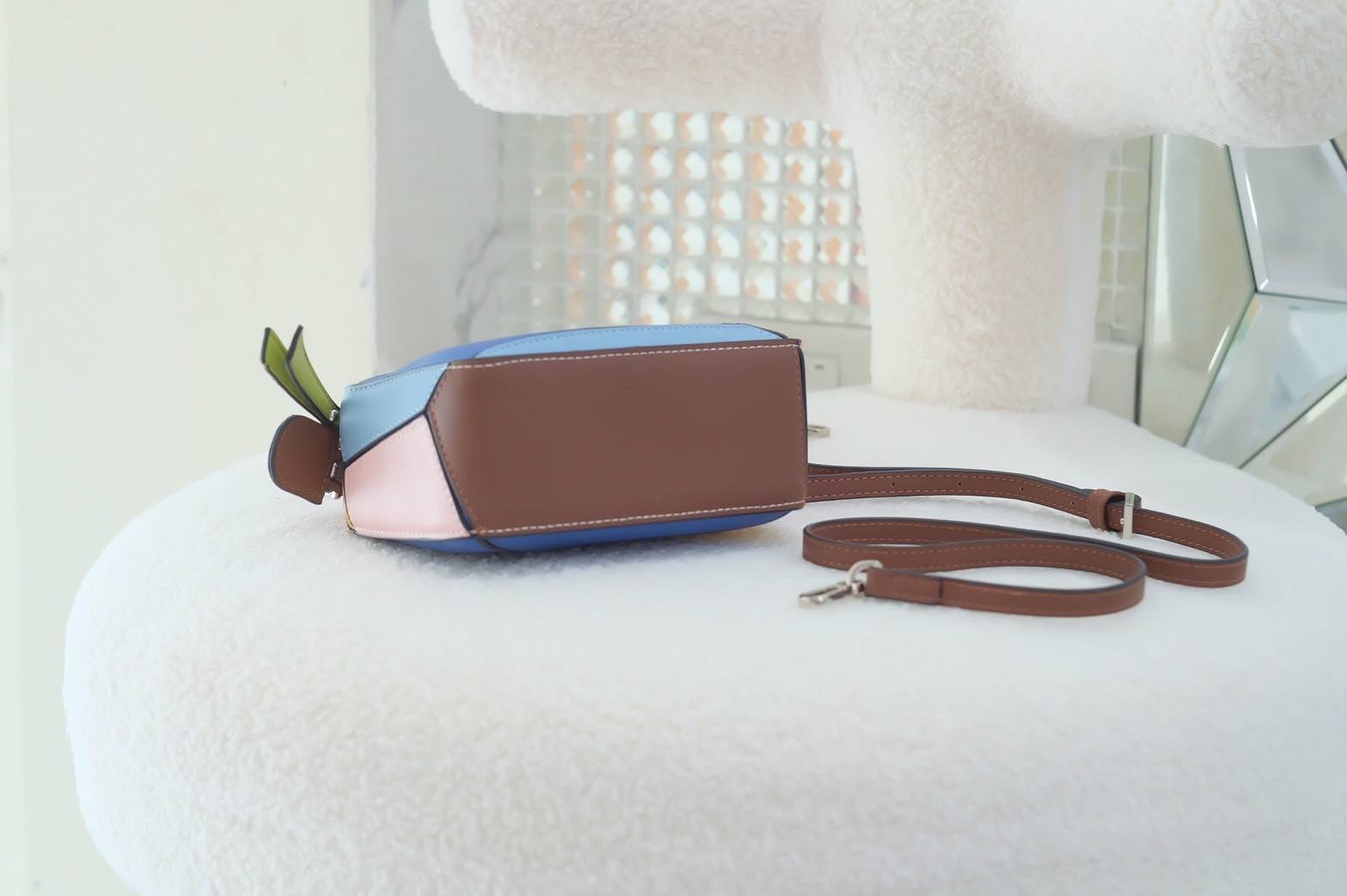 น่ารัก..ไม่ไหวแล้ว LW mini puzzle เห็นแล้วใจหวั่นไหว น่ารักอะไรขนาดนี้ ย่อส่วนได้สมบูรณ์แบบสุดๆ ลงตัวทุกอย่าง ใส่โทรศัพท์ iplus ได้สบายๆ ยังเหลือเนื้อที่ใส่ของได้อีกเยอะ รีบเลยน้า สวยๆทุกสี