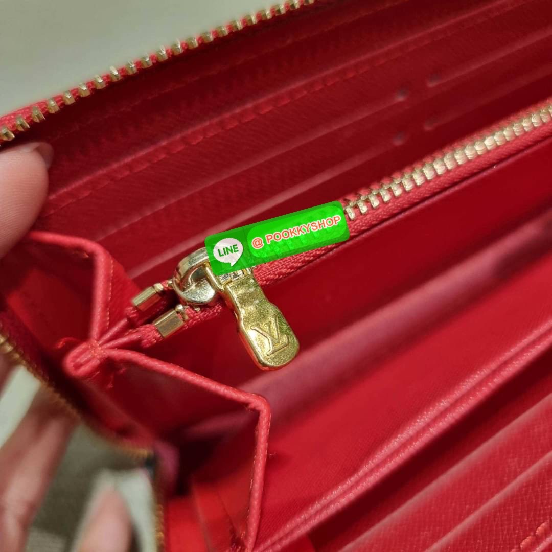 NEW IN!! LV long zip wallet with gwp กระเป๋าสตางค์พรีเมี่ยมกิ๊ฟ ดีไซน์ล่าสุด หนังแก้ววิบวับ หรูหรามาก ใบยาวขนาดกำลังเหมาะมือ ถือแล้วขับผิว ถือออกงานก็คือเลิศ วัสดุหนังแก้วเคลือบผิวกลิตเตอร์ เล่นกับแสงสวยมาก เปิด-ปิดด้วยซิปรอบ ภายในมีช่องใส่บัตรเยอะมาก มีช