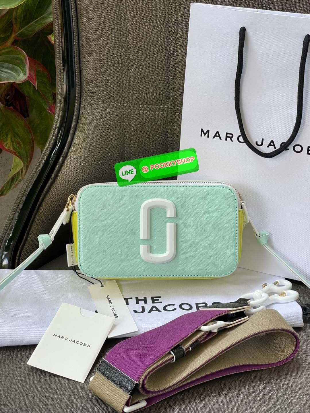 💕 Marc Jacobs Snapshot Bag กระเป๋าแบรนด์ดังจากสัญชาติอเมริกัน นับได้ว่ารุ่นนี้เป็นรุ่นทรงฮิตของ marc jacobs เลยทีเดียว โดยด้านหน้ากระเป๋าจะเป็นโลโก้แบบโลหะที่เป็นสัญลักษณ์ของแบรนด์นี้ มาพร้อมสายสะพายที่จะสะพายยังไงก็ดูโดดเด่น เพราะขนาดใหญ่ที่สกรีน