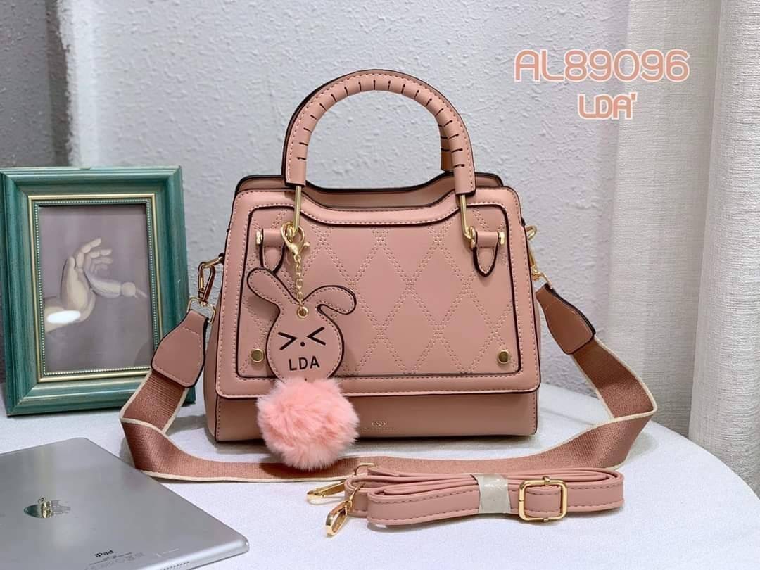 LDA BAGS พร้อมส่ง กระเป๋าสะพายข้าง LDA แบรนด์แท้ 100% แต่งด้วยพวงกุญแจปอมกระต่ายสดใสน่ารัก งานหนัง PU ทรงสวย ด้านหน้าเย็บลายตาราง งานcuttingเนี้ยบมากค่ะ ด้านในมี 3 ช่องใช้งาน หูถือดีไซน์สวย ทนทานแข็งแรง มีสายสะพาย 2 แบบ , ด่วน !!! สินค้ามีจำนวนจำกัดค่ะ