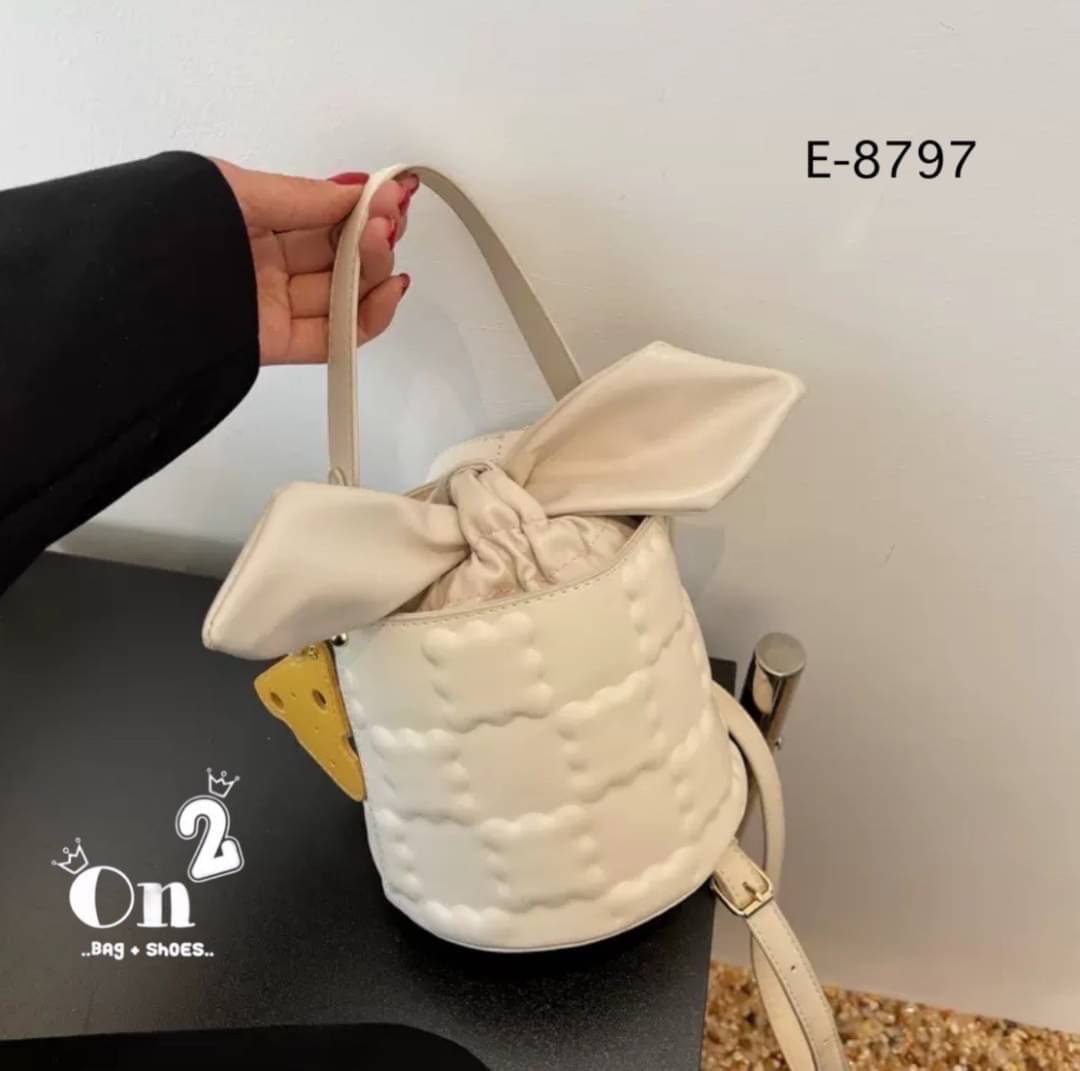 กระเป๋าสะพายแฟชั่นทรงถัง เปิดปิดแบบหูรูด มัดเป็นโบว์น่ารักมากค่ะ มาพร้อมสายสะพายยาว จะถือหรือสะพายก็เริ่ดคร่า