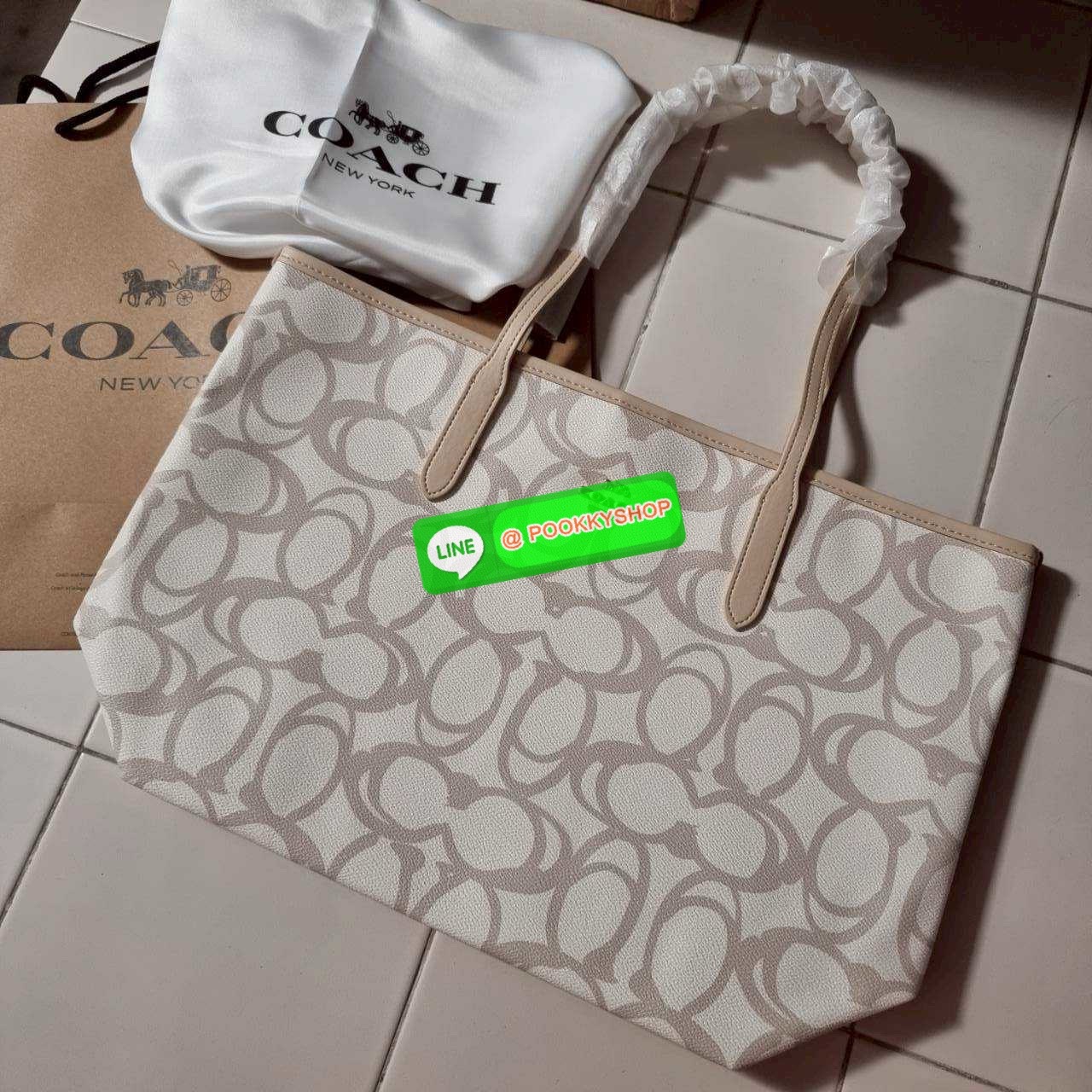 🔆 Model Coach CBH89 City Tote bag in Sketch Signature Canvas กระเป๋า City Tote รุ่นใหม่ล่าสุด ลายสวยมากๆ ดีไซน์ตัวซีลายสเก็ตช์ไม่ซ้ำ ไม่เกร่อ กระเป๋าโท้ทที่ขึ้นชื่อว่าจุของได้เยอะมากๆ ภายในโล่งกว้าง สายสะพายไหล่ในตัว สะพายไปเรียนคือได้เลย หรือสะพา