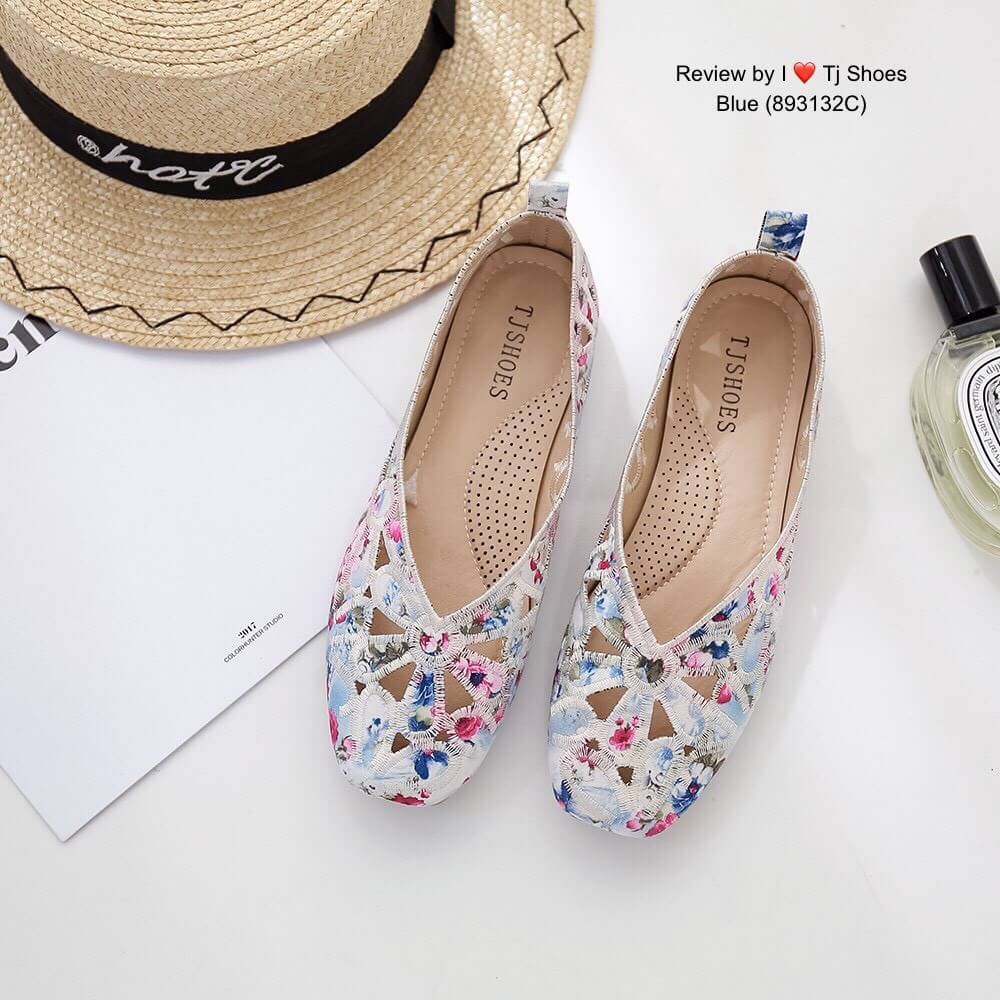 พร้อมรองเท้าคัชชูเพื่อสุขภาพ ที่สวยเกร๋สุดๆ รุ่นนี้เป็นงานสั่งทำพิเศษ วัสดุเกรดพรีเมี่ยมทั้งหมด ผ้าลายนี้เกร๋มาก น้ำหนักเบา สวมใส่ง่าย พื้นมีรูระบายอากาศใส่แล้วเท้าไม่อับ รุ่นนี้ใส่นิ่มมากนิ่มสุดๆเดินทั้งวันได้สบายๆ แมทกับชุดอะไรก็เกร๋ก้สุดๆ แถมใส่ได้เรื่