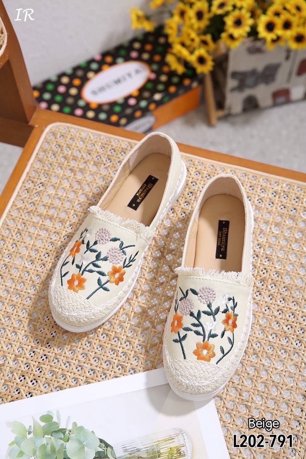 รีพีทแบบขายดี!!! พร้อมส่ง รองเท้าหุ้มส้น ผ้าแคนวาสปักลายดอกไม้น่ารักมากๆ พื้นซอฟนุ่มใส่สบายเท้าไม่กัดส้น การันตีว่าดีมากๆ แนะนำเลยค่า