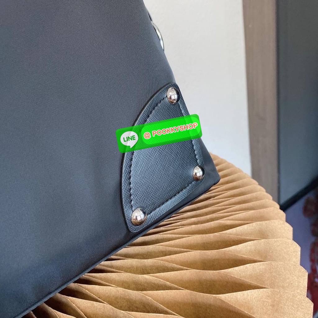New Arrivals!!!PRADA Bag Premium gift กระเป๋าเดินทางขนาดใหญ่ วัสดุ Nylon กันน้ำ อะไหล่เงิน ถือหรือสะพายไหล่ได้ น้ำหนักเบาจุของได้เยอะ เดินทางต่างจังหวัดได้สบายๆ ด้านในโล่งมี1ช่องซิป และช่องจัดระเบียบอีก3ช่อง ซับใบผ้าลายแบรนด์หรู สายยาวถอดสายได้ปรับระดับได