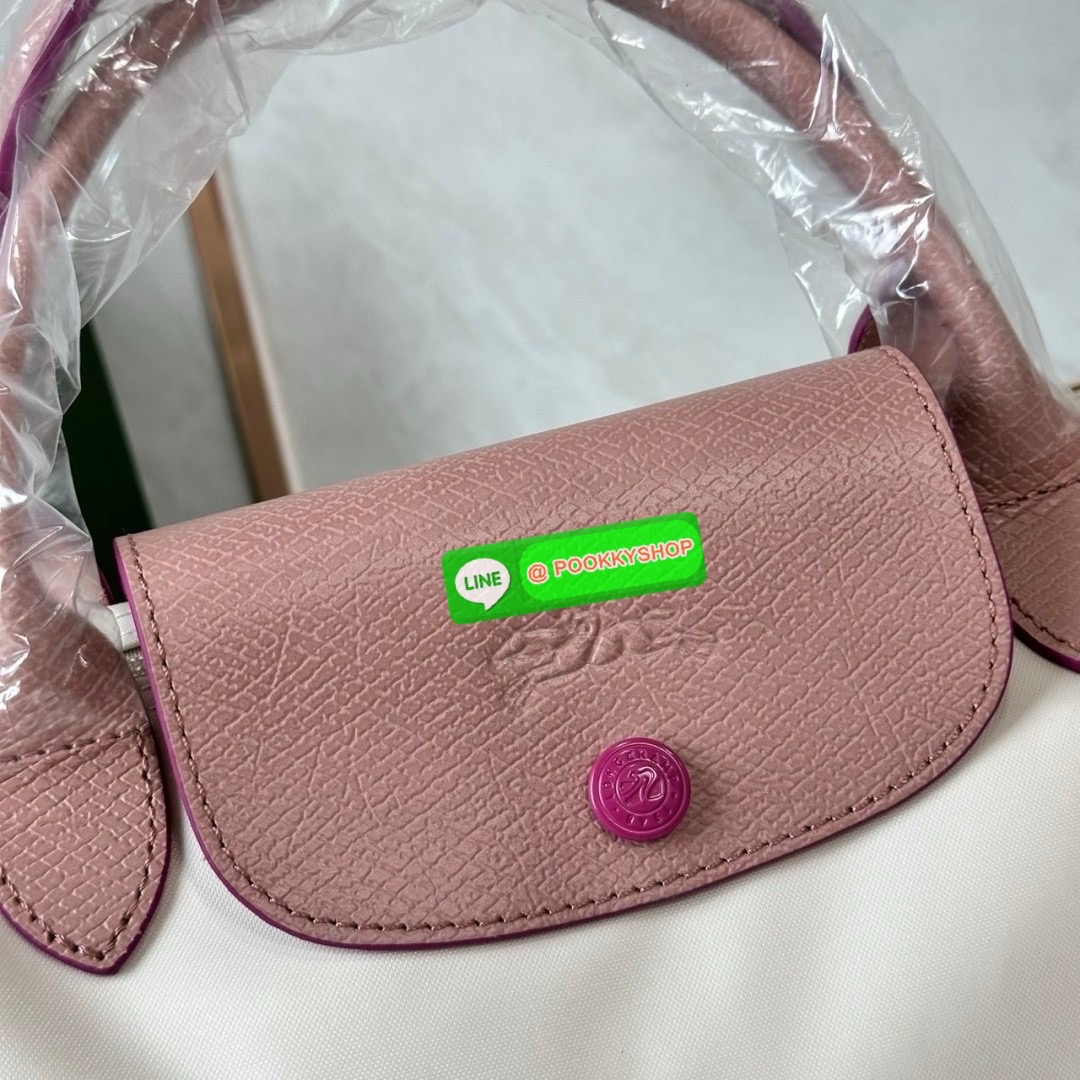 Longchamp Le Pliage Eiffel Tower Tote Bag S 🔖 Collection ใหม่ล่าสุดโดดเด่นด้วยลายปักหอไอเฟลขนาดกระทัดรัดจุของได้เยอะ 🔖วัสดุ : ไนลอนกันน้ำ 🔖เปิด-ปิด ด้วยฝาปิดกระดุมแป๊กมีซิปปิดด้านบน ภายในช่องโล่งกว้างสามารถใส่ iPad ได้ มีช่องแยกด้า