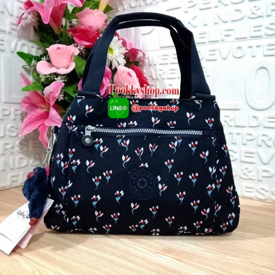 KIPLING ELISE HANDEBAG กระเป๋าถือและสะพายไหล่ ขนาดกำลังพอดี จุของได้มาก มีหูจับสองสาย ถือสะดวก น้ำหนักเบา มีช่องซิป ด้านหน้า ช่อง กระดป๋าหลักเปิด-ปิดด้วยซิป มี3 ช่องว่างใส่ของได้จุมากๆ ใส่มือถือได้ กระเป๋าสตางค์ใบยาว และ เครื่องสำอางค์ได้หลายชิ้นเลยค่ะ เก