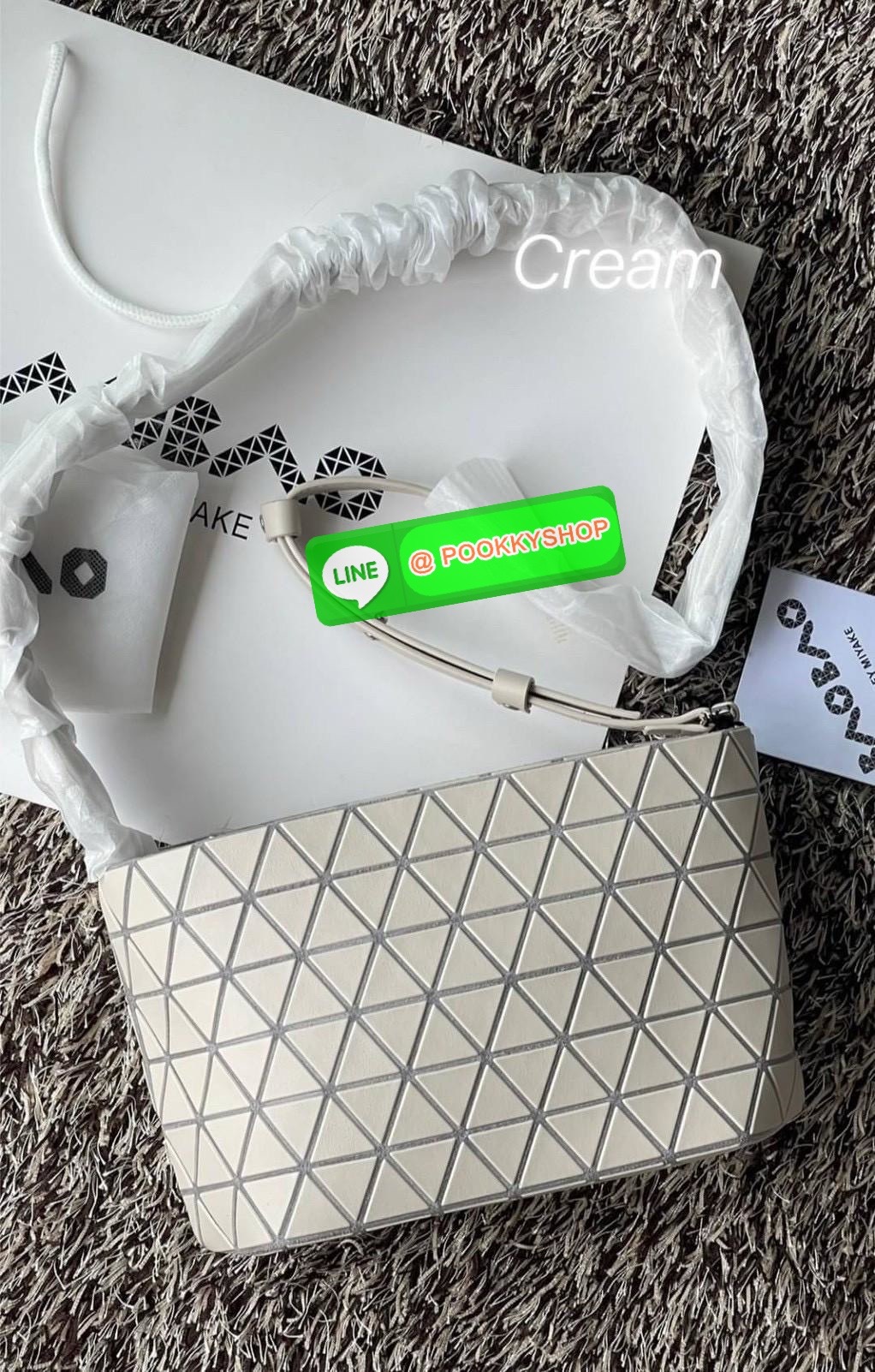 💕 BAO BAO ISSEY MIYAKE Crystal Shoulder Bag งานดีไซน์ที่ดูเรียบง่ายทั้งรูปแบบการใช้งาน มีช่องเปิดปิดแบบซิปเพื่อให้คุณพกพาของมีค่าได้อย่างสบายใจป้องกันสิ่งของตกหล่น ทั้งตัวเพลตสามเหลี่ยมและสายกระเป๋าหนัง สวยแบบคูลๆ ทั้งยังดูแลรักษาง่าย น้ำหนักเบา เ