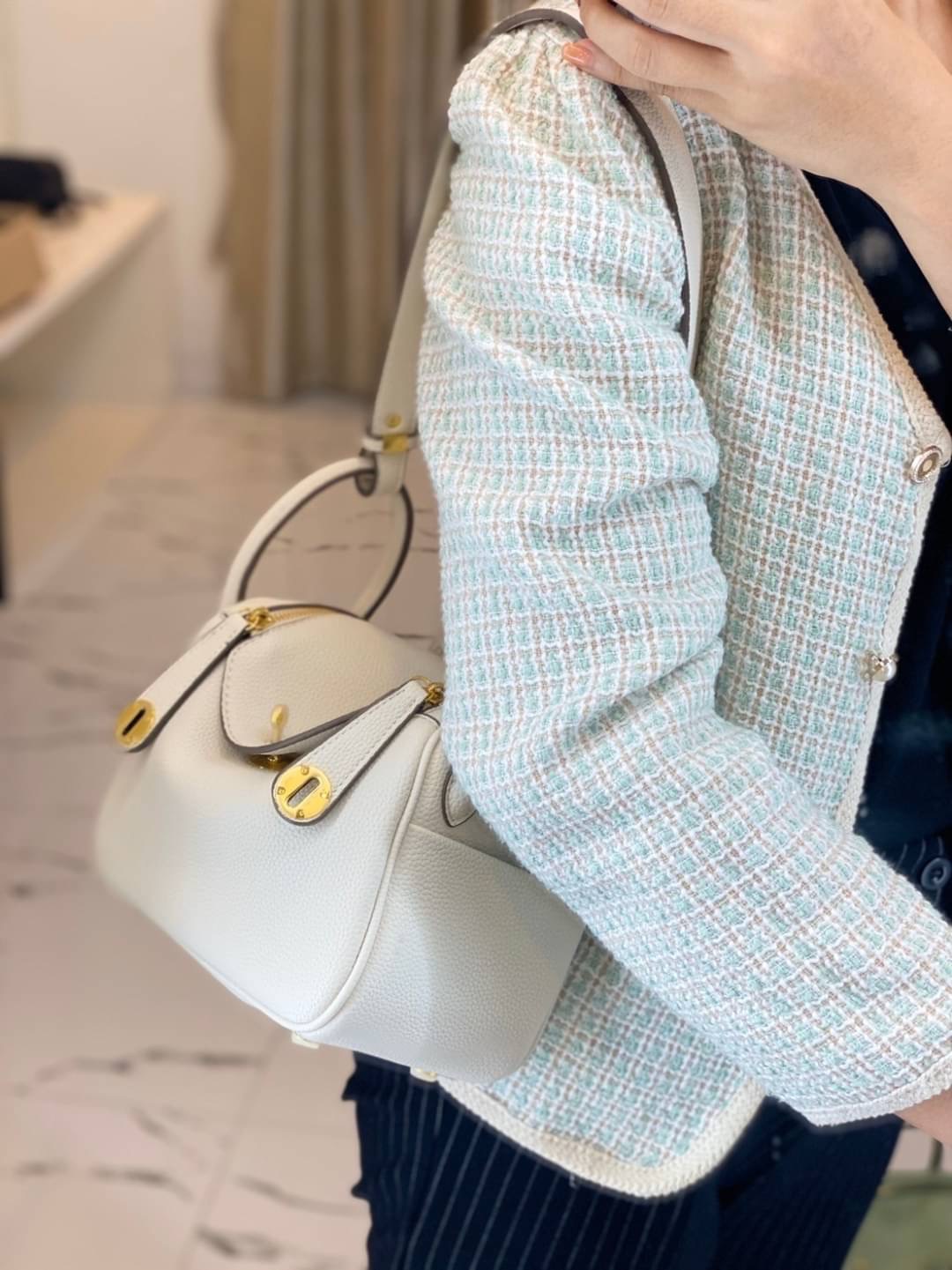 กลับมาเเล้วค่า Lindy 20cm หนัง PU premium ที่ลูกค้าถามกันมาเยอะมากกก รอบนี้หนังสวยมากๆๆ สายสะพายแบบเรียบหรู มีห่วงรัดสายสองข้าง มี 2 สายนะคะ มีซิลิโคนปิดลูกบิดกันรอย งานเนี้ยบสุด ยิ่งใช้ยิ่งนิ่มมม กระเป๋าทรงสวยนุ่ม Flexible มากๆ จุของได้ทุกสิ่ง จะใช้ไปทำง