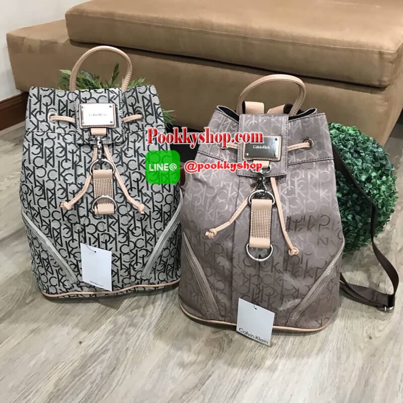 พร้อมส่ง NEW! CALVIN KLEIN JEANS BACKPACK BAG กระเป๋าสะพายรุ่นใหม่ล่าสุดจาก Calvin Klein Jeans วัสดุ Canvas + Polyester 100% คุณภาพดีเนื้อหนาพิมพ์ลายCk รอบใบ เปิดปิดด้วยฝาปิดประดับโลโก้อะไหล่เงิน ด้านข้างมีช่องซิป ภายในมีโลโก้ ช่องซิป ช่องมือถือ ใส่ ipad