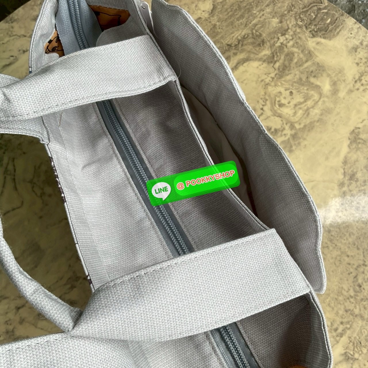 กระเป๋าถือ คล้องแขน ทรงโท้ทสุดเก๋และน่ารัก Nekomaruke Hamipoke Bag จาก Kusguru Japan กระเป๋าโท้ทสุดน่ารักใบนี้เหมาะสำหรับผู้หญิง และเป็นไอเทมใหม่ในคอลเลกชันฤดูใบไม้ผลิ/ฤดูร้อน 2025