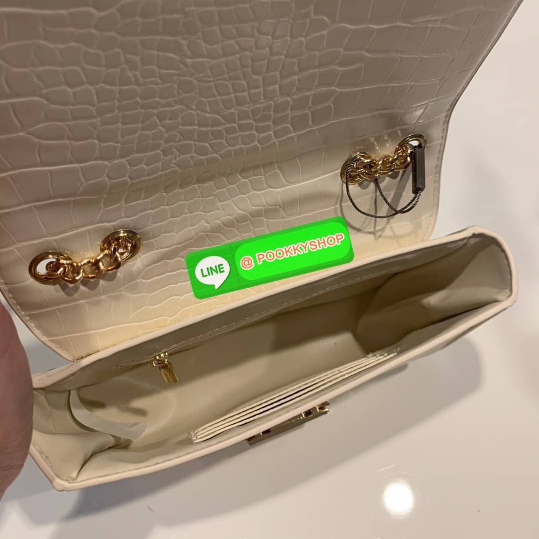 แท้ Outlet Charles&Keith ลายหนังจระเข้ ผิวเงา เปิดปิดแบบบีบคลายล็อค ภายในมีช่องซิป ด้านหลังมีช่องย่อย สะพายสายคู่หรือสายเดี่ยวได้ น้ำหนักเบา