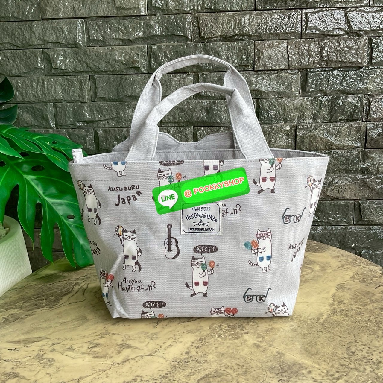 กระเป๋าถือ คล้องแขน ทรงโท้ทสุดเก๋และน่ารัก Nekomaruke Hamipoke Bag จาก Kusguru Japan กระเป๋าโท้ทสุดน่ารักใบนี้เหมาะสำหรับผู้หญิง และเป็นไอเทมใหม่ในคอลเลกชันฤดูใบไม้ผลิ/ฤดูร้อน 2025