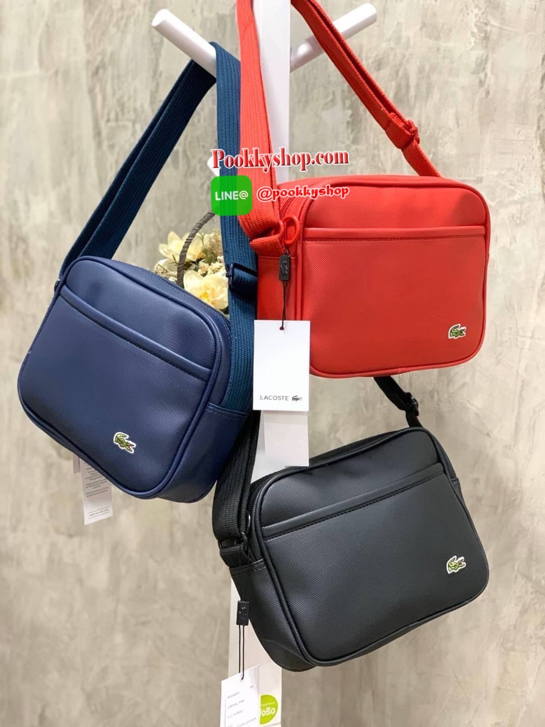 ลาคอส Classic Shoulder Bag Crossbody Bag กระเป๋าสะพายที่สามารถสะพายได้ทั้งสายคู่และสายเดี่ยว รูปทรงกว้างในลักษณะแนวนอน ใส่กระเป๋าสตางค์ยาว มินิไอแพคได้วัสดุpvc100% กันน้ำได้ เปิดปิดด้วยซิปเดียวใช้งานง่าย ด้านหน้ามี1ช่องใช้งานเสียบมือถือหรือของจุกจิกได้