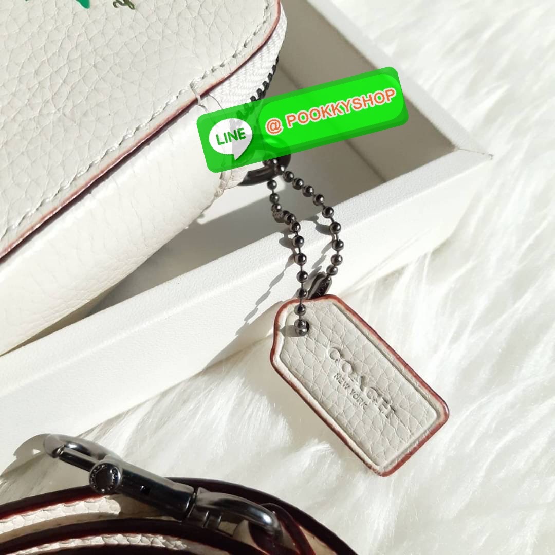 COACH 1103 KIRA CROSSBODY WITH WILDFLOWER PRINT 🏷 เป็นคอลเลคชั่นที่ฮอตมากๆอีกหนึ่ง!! รุ่นนี้ใช้ได้ถึง 2 แบบ!! กระเป๋าสะพายข้าง พร้อมสายคล้องมือ ปรับเปลี่ยนได้ไม่มีเบื่อ ดีไซน์เอกลักษณ์ลวดลายดอกไม้ ใครเห็นเป็นต้องชอบ!! วัสดุหนัง pepble สวยทนทาน ใส่