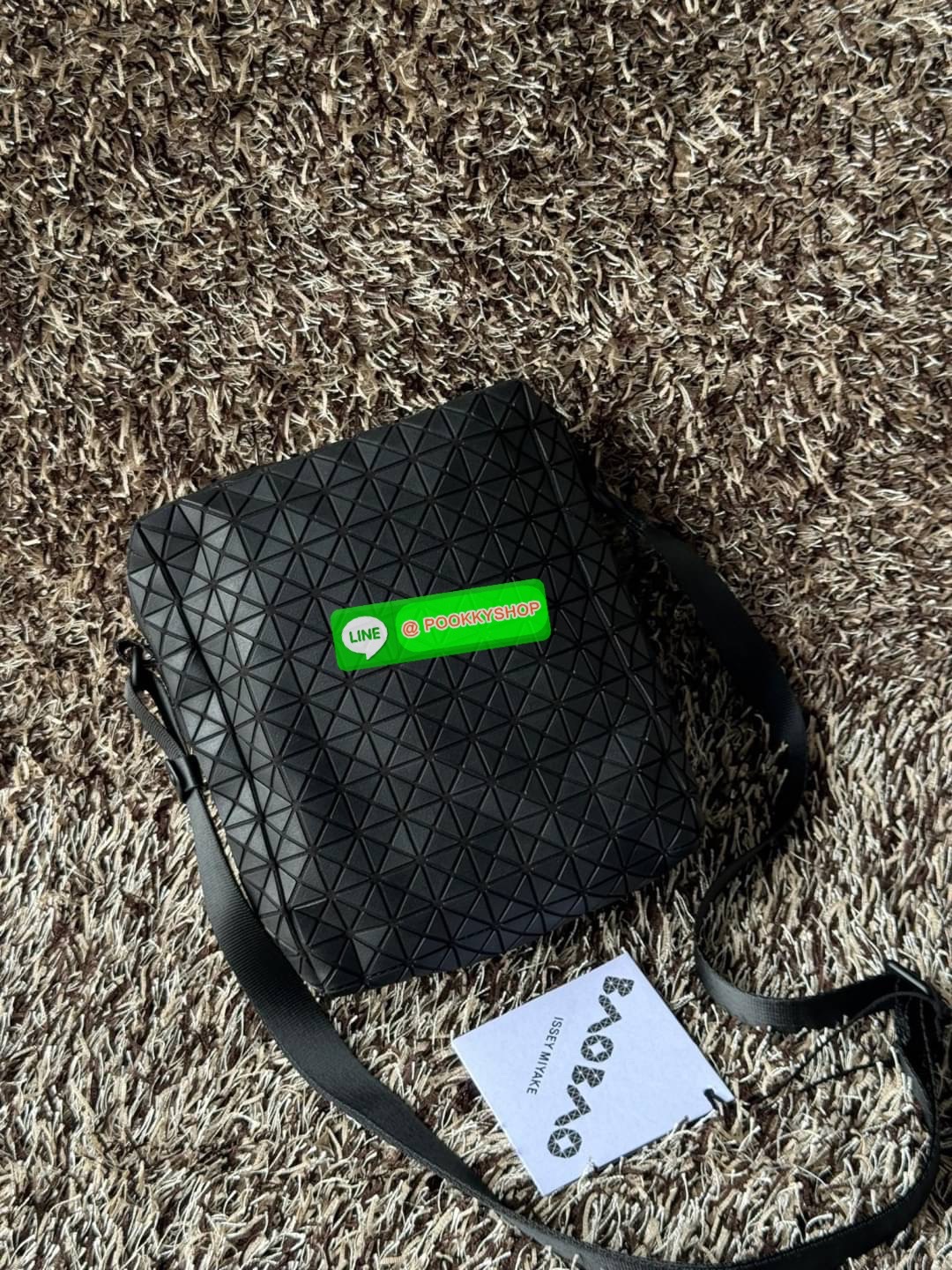 Bao bao issey miyake VOYAGER Shoulder Bag กระเป๋าสะพายข้างใบนี้มีสายสะพายปรับระดับได้ มีซิปเปิดปิดด้านบน และช่องแบบเปิดด้านใน ช่องกระเป๋าด้านนอกปิดด้วยปุ่มแม่เหล็ก มีขนาดที่สะดวกสำหรับเก็บสิ่งของจำเป็นทั้งหมดของคุณ VOYAGER คือเพื่อนร่วมเดินทางที่สมบูรณ์แบ