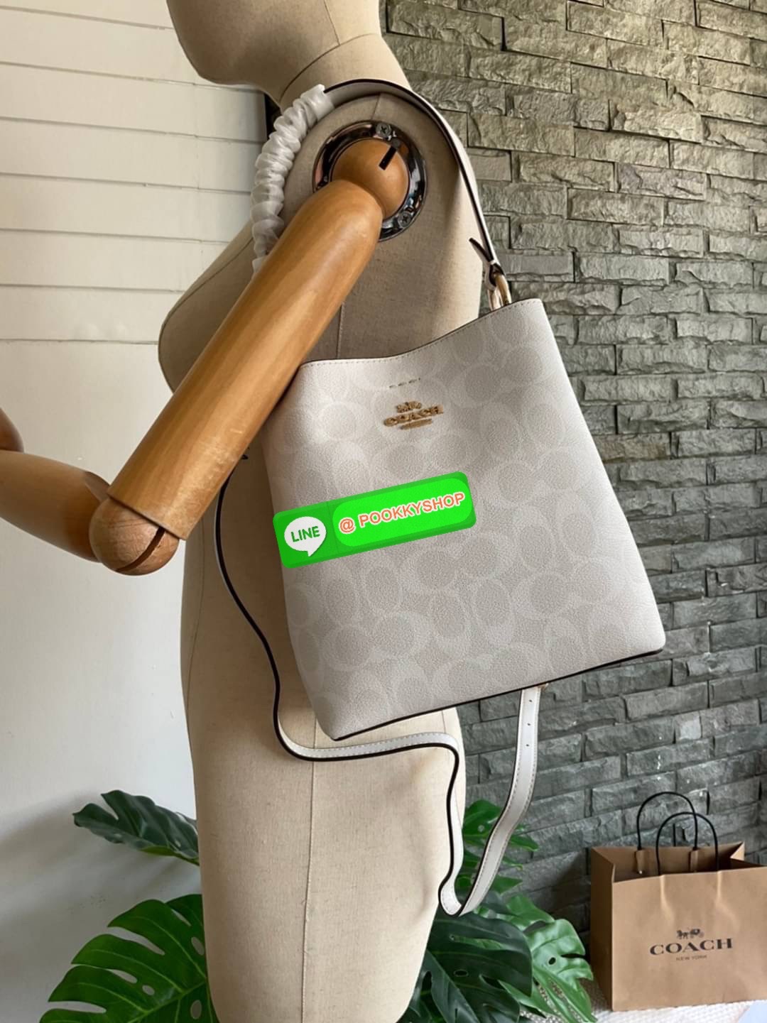 COACH SMALL TOWN BUCKET BAG IN SIGNATURE CANVAS รุ่น 2312 Collection บักเก็ตคลาสสิค รุ่นยอดนิยม กำลังมาแรงมากๆ กระเป๋าสะพายไหล่ และ Cross Body วัสดุหนังแคนวาสอย่างดี มาพร้อมสายสะพายสะพายไหล่ถอดออกไม่ได้ / สายสะพายยาว สายถอดออกได้ มี 3 ช่องใช้งาน