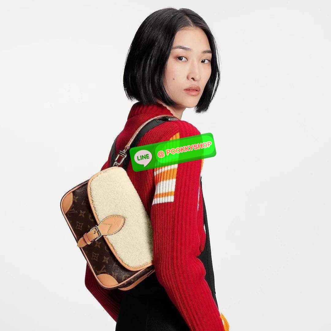 LV DIANE BAG ใหม่กับรุ่นที่ทำมาจำนวนจำกัด ดีไซน์ต้อนรับอากาศเย็นๆช่วงส่งท้ายปี กับกระเป๋าสะพายทรงสวย ดีไซน์คลาสสิคซ่อนความหรู ด้วยการตกแต่งขนฟูนุ่ม วัสดุหนังแคนวาสตัดสลับหนังแท้ เปิด-ปิดกระเป๋าด้วยกระดุมแม่เหล็ก ภายในเป็นช่องโล่ง ใส่ของสำคัญได้ครบ สายสะพา