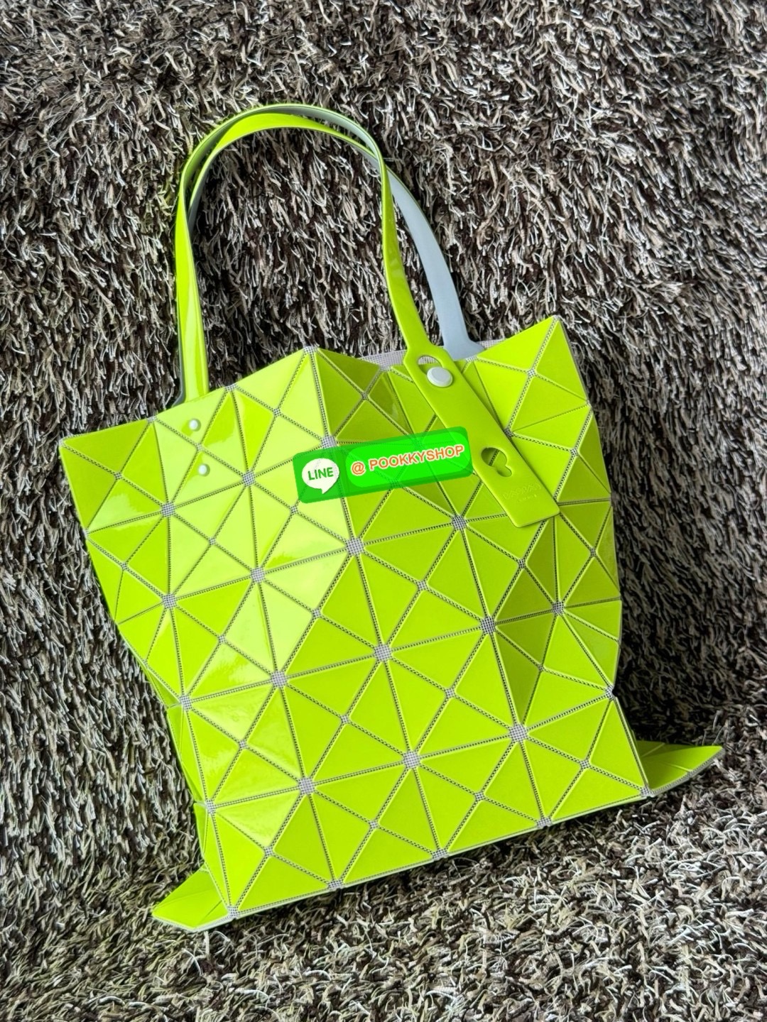 Baobao Issey Miyake 6x6 กระเป๋า Tote รุ่นนี้ถือว่าเป็นกระเป๋า Tote ไซส์กลางที่เหมาะกับการพกพาสิ่งของที่จำเป็นในทุก ๆ วัน มาพร้อมสายที่สามารถปรับได้ทั้งสองสาย และมีช่องใส่ของช่องเล็กด้านใน 1 ช่อง จุของได้เยอะแถมยังทนทาน ใช้เป็น Everyday Bag ได้เลยคะ พกพาสะ