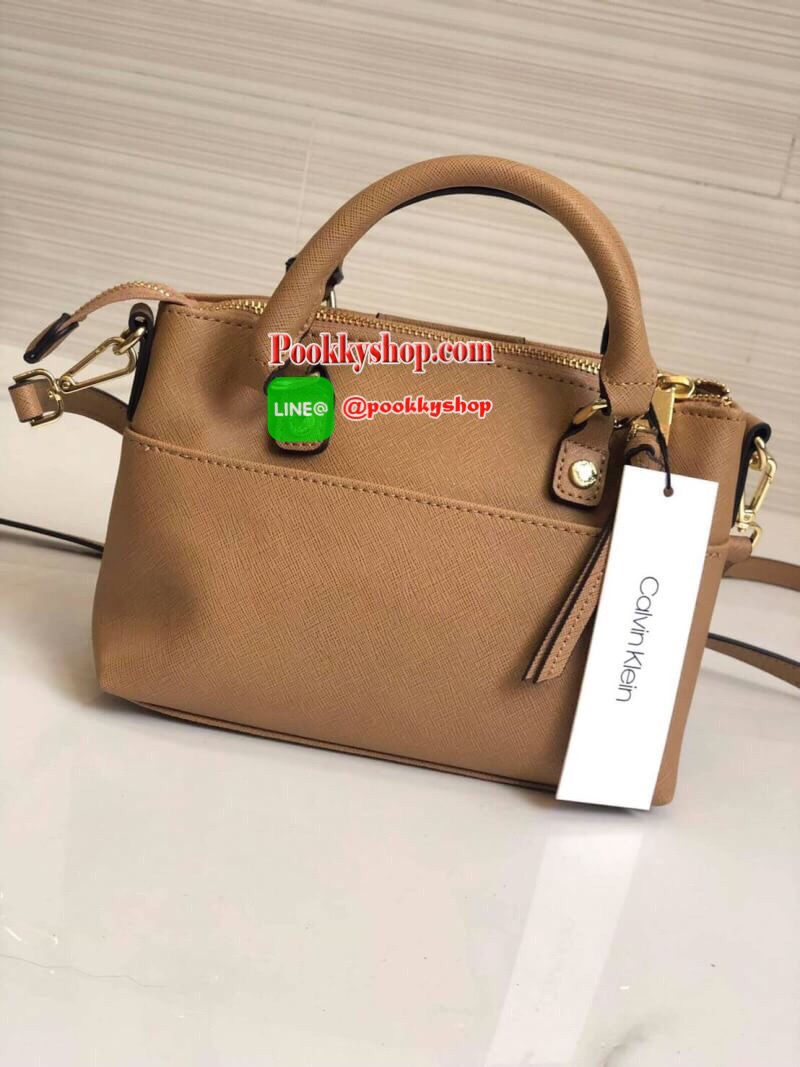 New arrival !!! Calvin Klein Crossbody Bag กระเป๋าถือหรือสะพายรุ่นยอดนิยม วัสดุ PVC คุณภาพดี น้ำหนักเบา ตัวกระเป๋าออกแบบลาย CK ทั้งใบ ด้านหน้าประดับด้วยโลโก้แบรนด์สุดหรู เปิด-ปิดกระเป๋าด้วยซิปสะดวกใช้ ด้านในโล่งกว้างมีช่องซิปและช่องเล็กสำหรับใส่ของ ใส่กระ