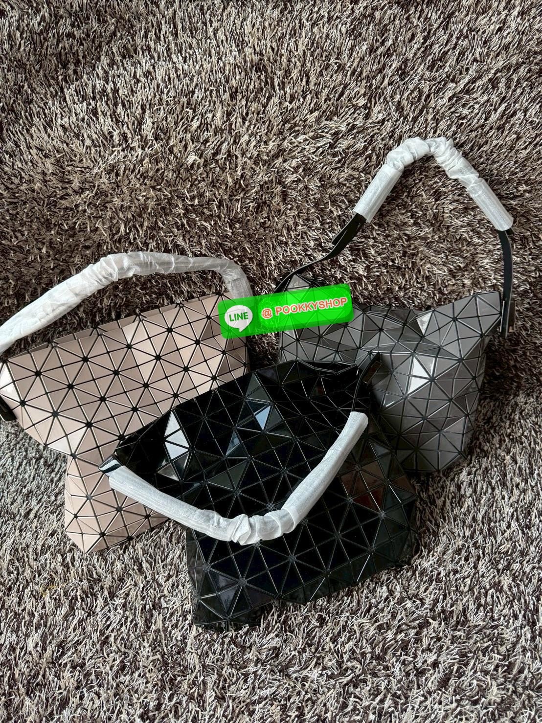 Baobao Issey Miyake Large Baguette เป็นกระเป๋าที่ดูมีมิติและสวยงามด้วยรูปทรงของมัน ซึ่งหูกระเป๋าจะมีความกว้างขึ้นไหล่ได้ได้แบบสบายๆ ใส่ของได้เยอะ ปากกระเป๋ามีช่องซิป ด้านในมีช่องใส่ของเพิ่ม สะดวกสบายพกพาไปได้ทุกที่ รูปทรงกนฃระเป๋าทำให้ดูเรียบง่ายยิ่งขึ้น