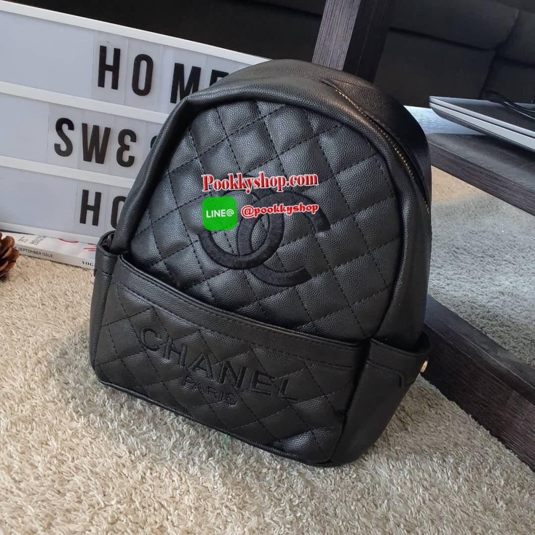 NEW ARRIVAL!! CHANEL CAVIER BACKPACK VIP GIFT BAG จากเคาร์เตอร์ต่างประเทศ วัสดุหนังพียูพรีเมี่ยมลายคาเวียร์ คุณภาพดี แข็งแรง ทนทาน กันน้ำได้ ขนาดไซส์เอ็ม กำลังน่ารัก ด้านหน้ามีช่องซิปใส่ของ เปิดปิดด้วยที่ห้อยซิป CC แบรนด์ ด้านในช่องใหญ่บุด้วยผ้าซับใน มีช่