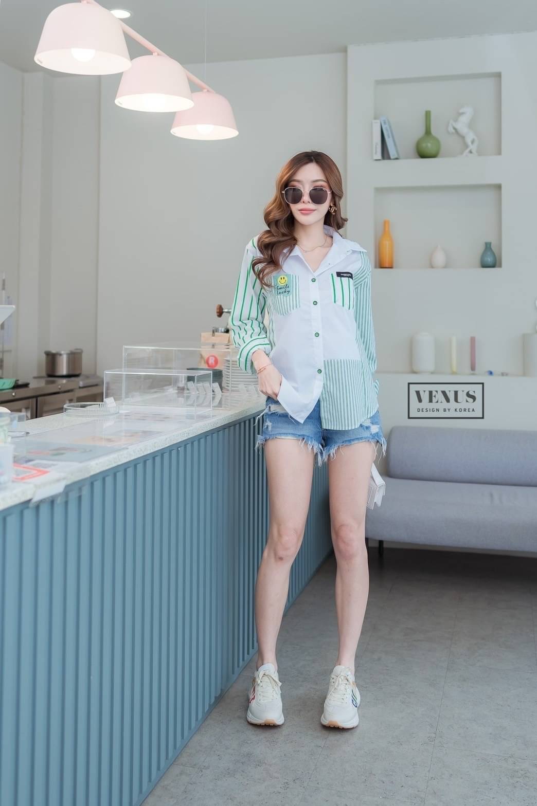 I'm Lady By Venus เสื้อเชิ๊ตสีพื้น แต่งแขนลายริ้ว แต่งกระเป๋า สลับลายกัน งานเก๋มากๆนะคะ เนื้อผ้าเชิ๊ตอย่างดีคะ แม๊ทกับกางเกงยีนขาสั้นก็สวยคะ