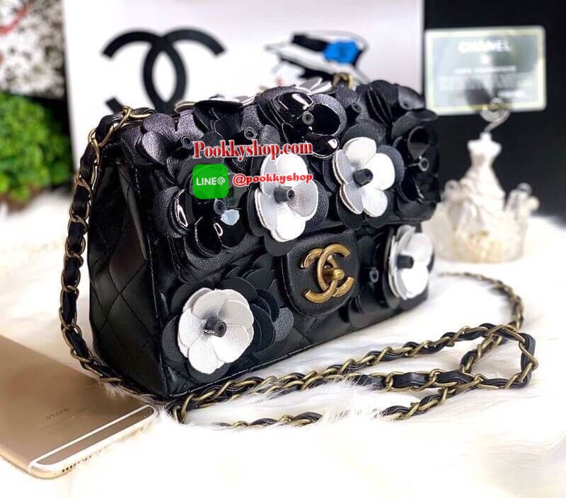 New Chanel Camellia Beauty 💄ลายดอกคามีเรีย อันเป็นสัญลักษณ์แบรนด์ เปิดปิดด้วยตัวล๊อกหมุน มีสายสะพายร้อยหนัง สะพายได้ 2 แบบ ซับในหนัง ใส่มือถือได้ทุกรุ่น กระเป๋าสตางค์ใบกลาง ของใช้อื่นๆได้