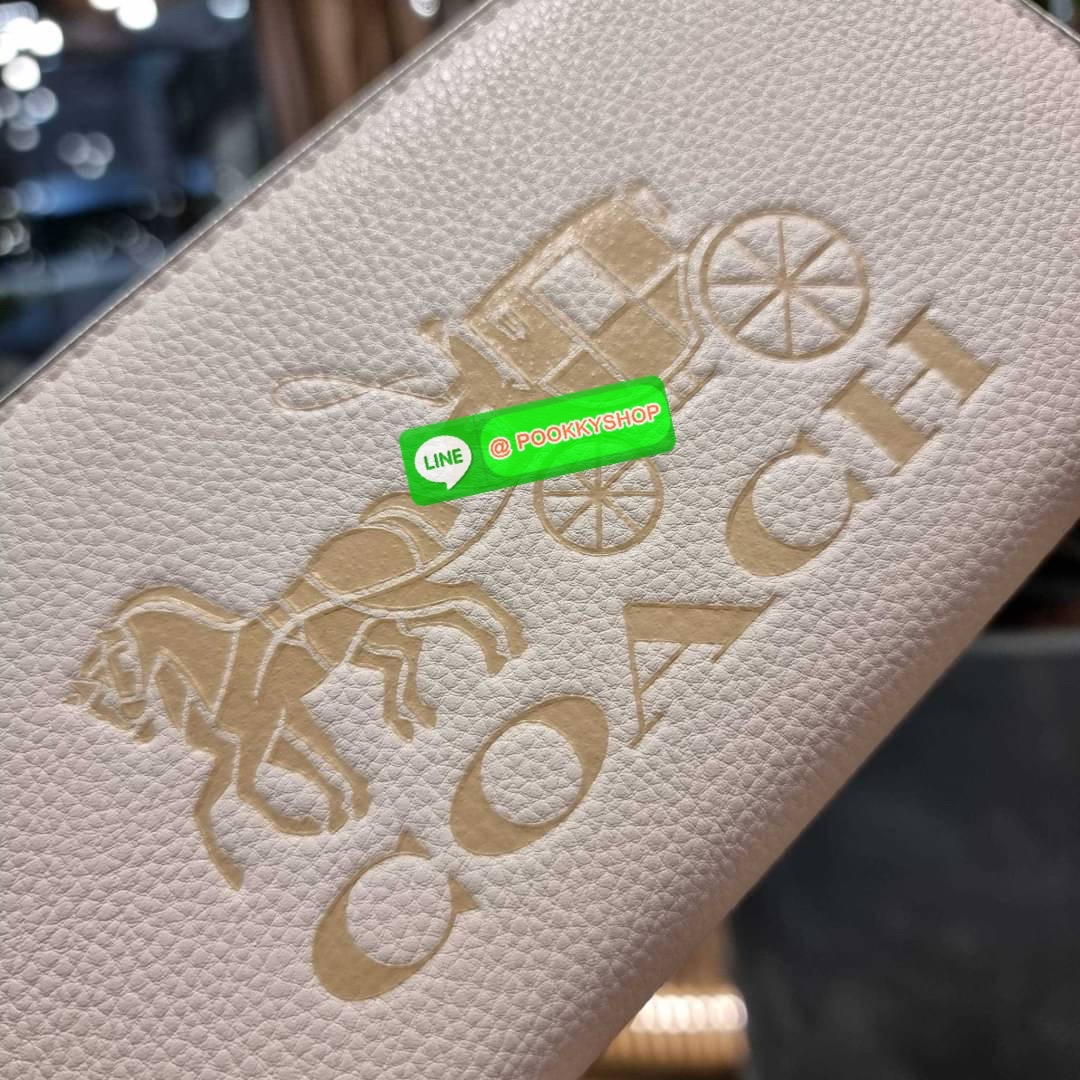 COACH C3548 LONG ZIP AROUND WALLET WITH HORSE AND CARRIAGE พร้อมเสิร์ฟความหรู กับคอลใหม่ สีสวย ผู้ดีขับผิวมาก กระเป๋าสตางค์ใบยาวกึ่งคล้องมือ เรียบหรู โดดเด่นด้วยโลโก้เอกลักษณ์ วัสดุหนัง pepble ทนทาน มาพร้อมสายคล้องมือ ถอดออกได้ ภายในใส่บัตรได้เยอะ มีช่องซ