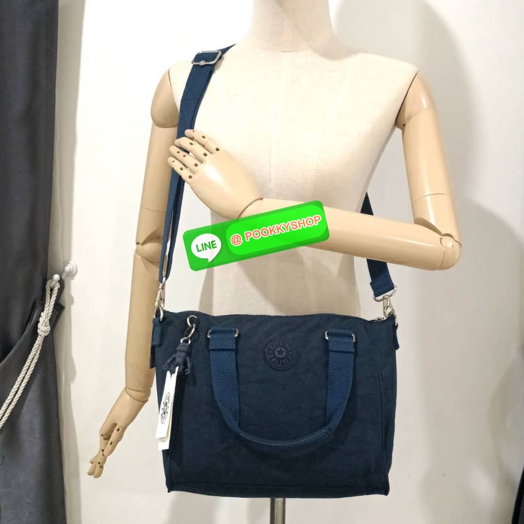 KIPLING AMIEL Medium Handbag กระเป๋าถือหรือสะพาย วัสดุ Nylon + Polyester ช่องหลักเปิด-ปิดด้วยซิป โล่ง กว้าง สามารถจุของได้เยอะ ด้านในมีช่องใส่ของทั้งซ้ายและขวา ด้านหลังมี ช่องลึกอีก 1 ช่อง พร้อมสายสะพายยาวปรับได้ free size เหมาะกับวันไปทำงาน วันสบายๆ สามา