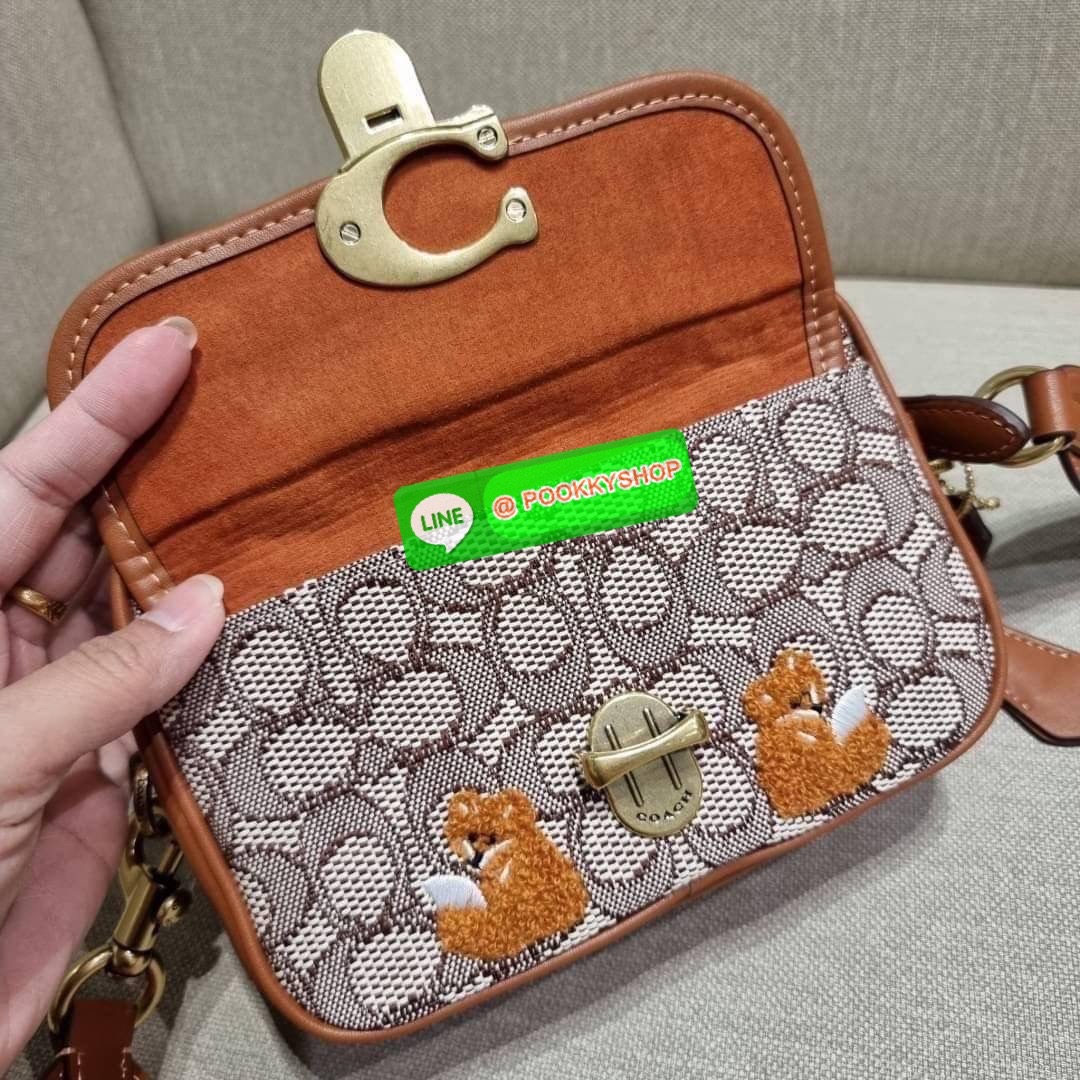 COACH C7764 STUDIO CAMERA BAG 19 IN SIGNATURE TEXTILE JACQUARD WITH CREATURES น้องเล็กใหม่สุดอีกหนึ่ง!! ขนาดเล็กกะทัดรัด มาแบบเลิศๆหรูๆมากแม่ พร้อมเทกเจอร์สุดคิ้วท์!! กระเป๋าสะพายข้างลุคไฮน์ ที่ดีไซน์ออกมาได้ปัง และดูแพงมากๆ ด้วยดีเทลคลาสสิคผสานความเป็นเอ