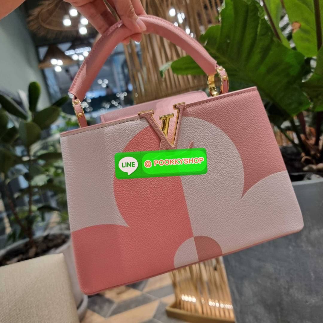 NEW IN!! LV capucines top handle วีไอพีพรีเมี่ยมกิ๊ฟจากเคาน์เตอร์ ที่สุดของความสวยในราคาเบาๆ กระเป๋าถือสุดหรู ดีไซน์ทรงคลาสสิค พร้อมลวดลายหรูหรา มาพร้อมหูจับในตัว ด้วยรูปทรงวินเทจและวัสดุหนังลูกวัว สัมผัสดี ขับผิว ทำให้ไอเท็มนี้สะกดทุกสายตาจริงๆ และยังมีล