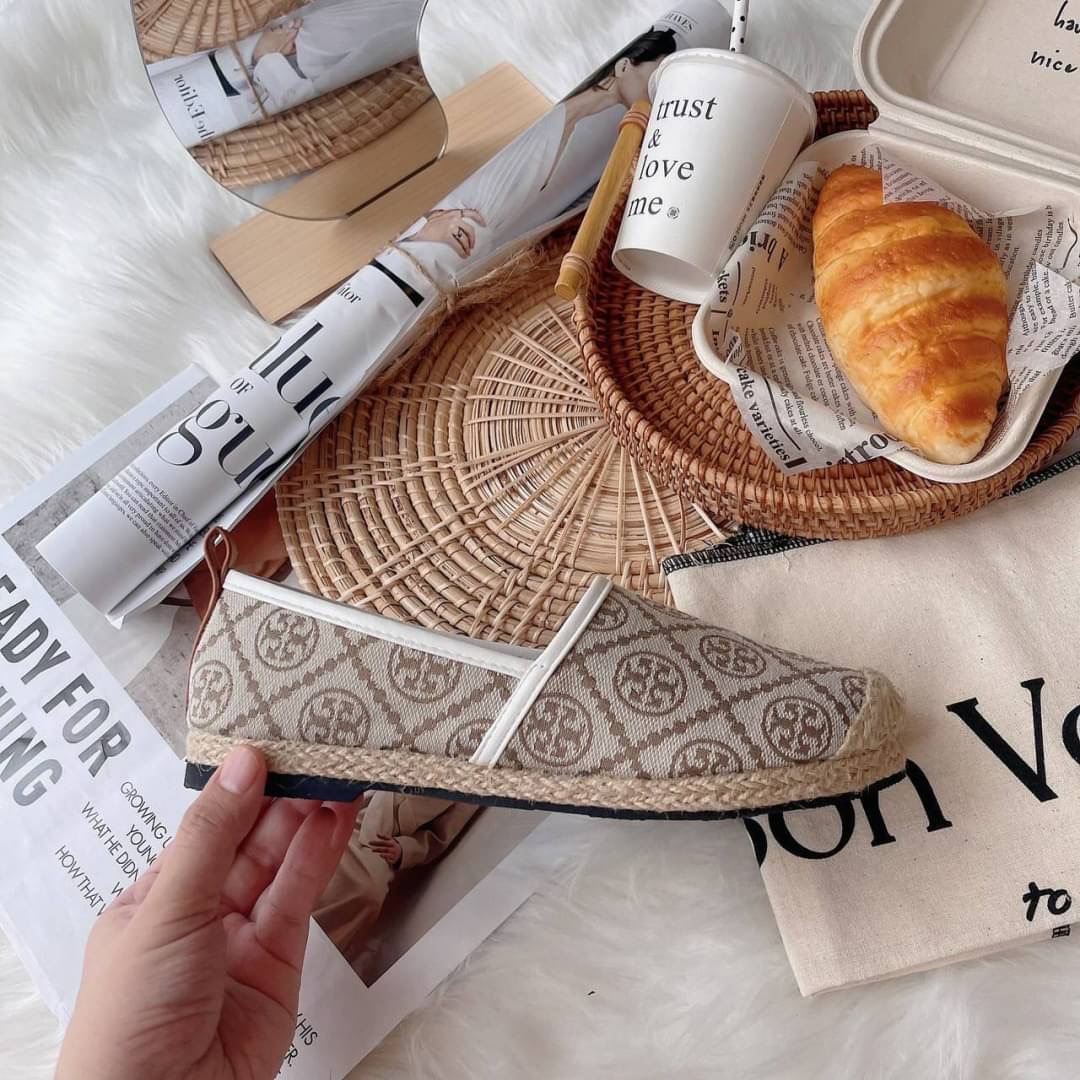 งานเข้าใหม่ เพิ่งเข้าเรยจร้า สีใหม่ รองเท้าผ้าใบ ทอรี่เบิร์ชโมโนแกรม ตัวใหม่ ล่าสุดปีนี้ แบบ คุณเบลล่า สวยค่ะ ผ้าทอสวย เหมือนแท้ พื้นปั้มแบรนด์