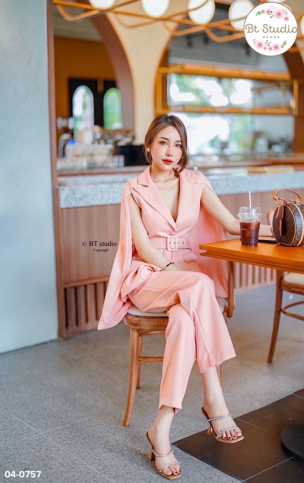 เซท 3 ชิ้น เสื้อเบเซอร์แขนกุด แต่งแขนเป็นผ้าคลุม กระดุมหน้า มาพร้อมเข็มขัด แมทซ์กับกางเกงขายาวมีกระเป๋าข้างใช้งานได้จริง ลุค CEO แบบ สวย หรู ดูแพงจ้าาา