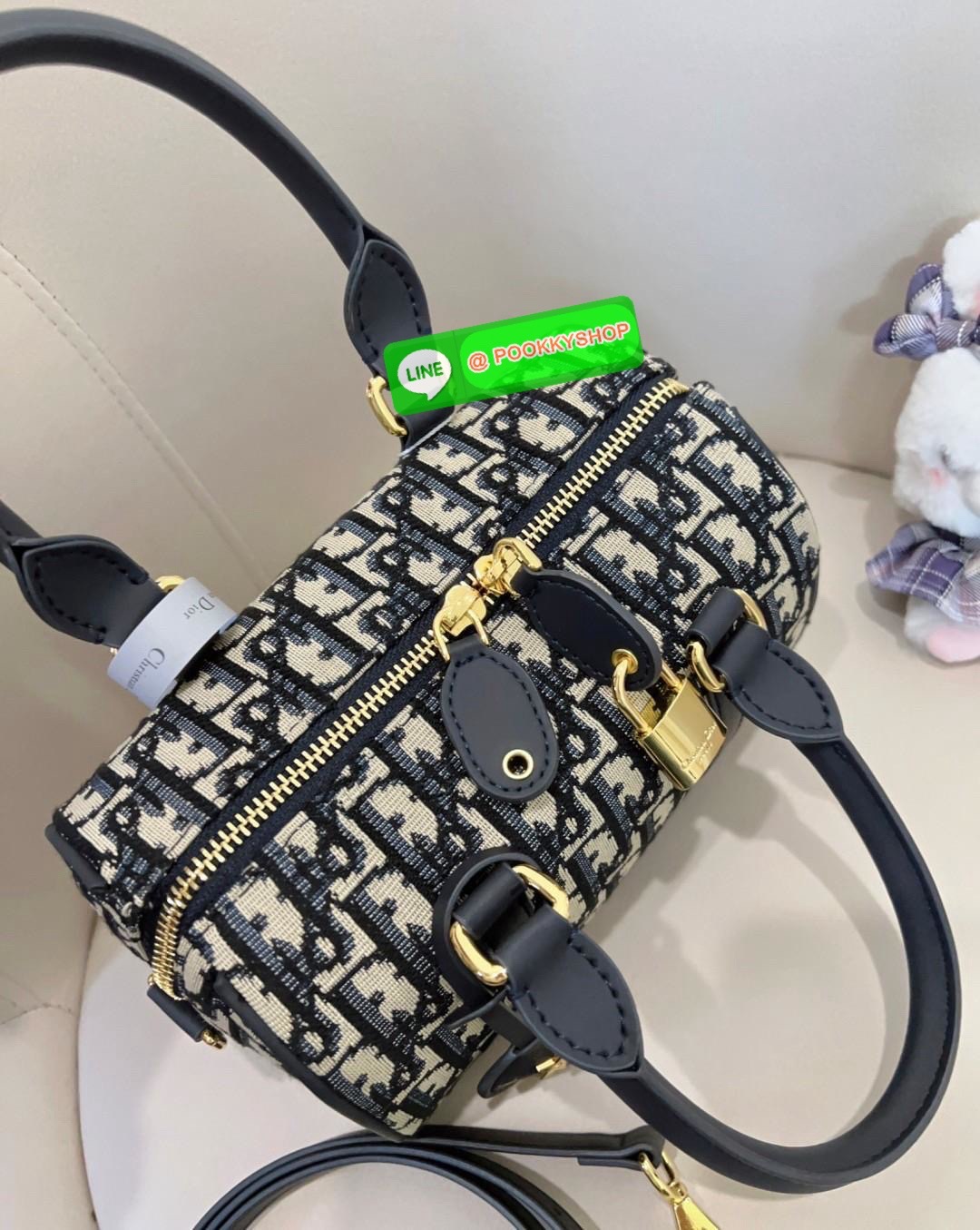 ต้องบอกว่าใบจริงสวยมากๆกับรุ่นนี้ ไม่ผิดหวังแน่นอน DIOR GROOVE BAG 2025 🔖มีไม่มากแล้วน๊าา หมดแล้วหมดเลย ใบกลาง สวยตามๆเซเลปในไทยและ ตปท.กันเลยค่ะ กับกระเป๋าจากDior วัสดุJacquard ทอลายแบรนด์ตัดขอบด้วยหนังแท้เนื้อแมทสุดคลาสสิค