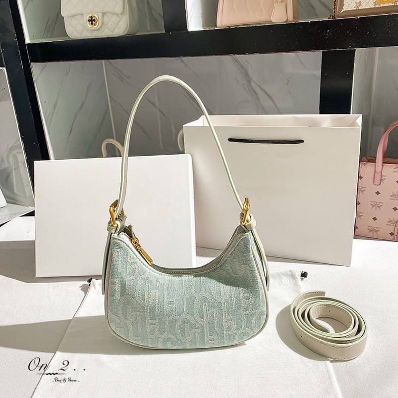 💥💥NEW Arrival 💥💥 Korean Style bag กระเป๋าสะพายไหล่ทรงวินเทจ สุดเก๋♥️ วัสดุเป็นผ้ายีนส์สีฟ้าอ่อนมีลาย น้ำหนักเบาใส่ของได้เยอะ สายสะพายสามารถปรับความยาวได้ค่ะ