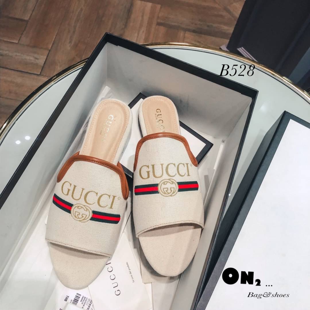 งานกุชชี่ style ผ้าแควาสสกรีน คาดเขียวแดงตามแบบออริจินอล ขายดีตลอดไม่มีเอ้าท์ เพราะงานใส่ง่ายสบาย สีพื้นเข้ากับทุกชุดคะ พร้อมส่ง2สี ตามแบบจ้า